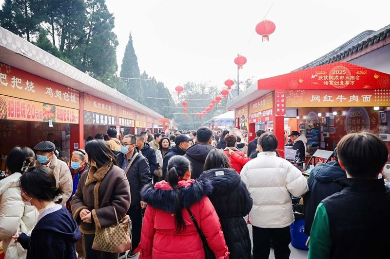 人头攒动的集市.jpg