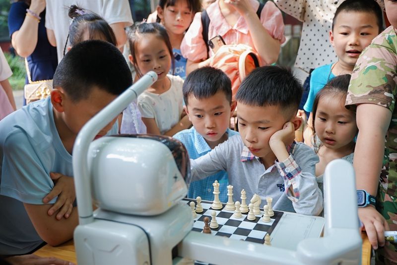 AI小诸葛机器人与观众对弈2.JPG