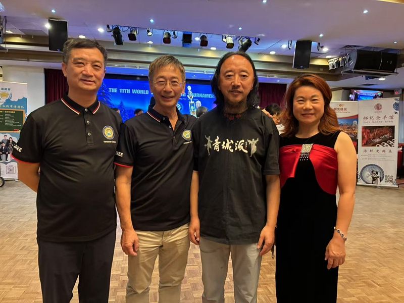 与厦门大学李仁松教授（左1）、加拿大国际健身气功协会主席刘劲铮（左2）、加拿大领先移民集团总裁严丹红.jpg