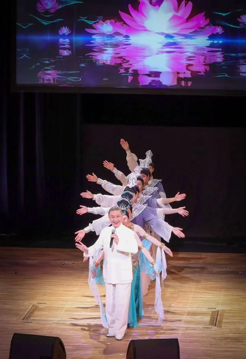  吴汝俊表演照片.jpg