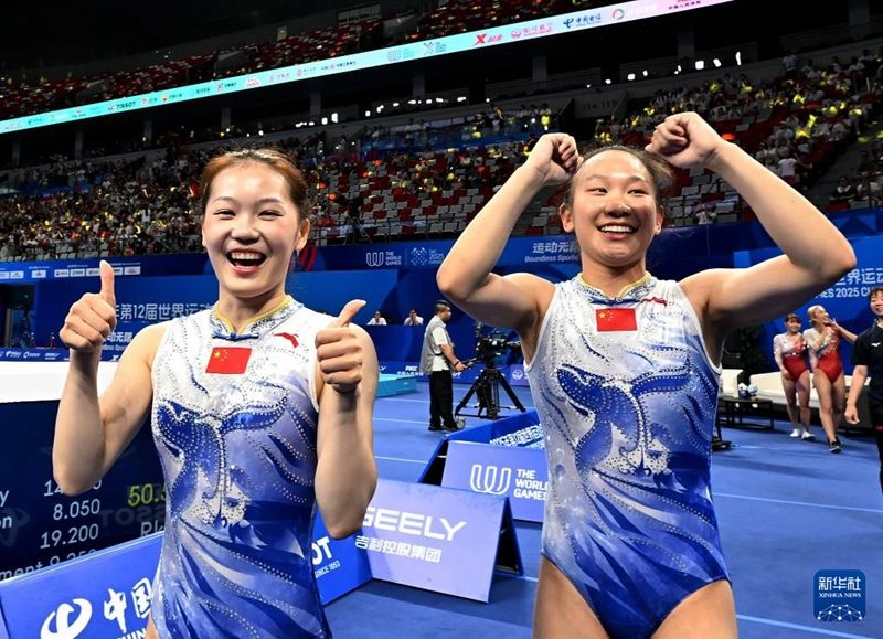 8月10日，中國組合胡譯乘（左張欣欣在比賽後慶.jpg