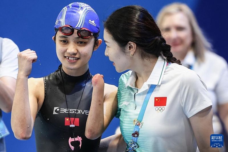 8月10日，中國選手黃詩雨（左）在比賽前。當日，2025年成都世運會自由潛水女子動態有蹼FFS1-FFS2決賽舉行，中國選手黃詩雨以149.5米的成績奪冠。 圖片來源：新華社.jpg