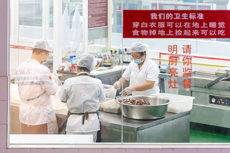 廣東東灶餐飲投資管理有限公司中央廚房工作人員正在處理食材.jpg