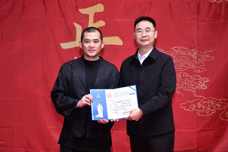 蒋建义馆长向艺术家任哲颁发捐赠证书.JPG
