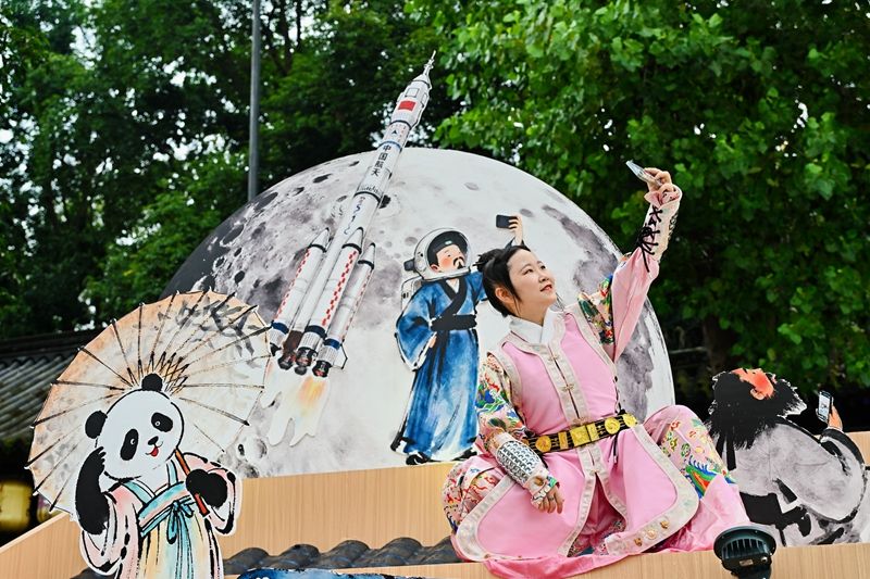 成都武侯祠博物馆“月满华诞·幻游三国”主题活动-游客.JPG