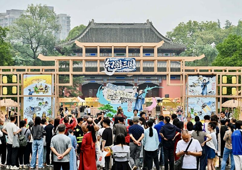 成都武侯祠博物馆“月满华诞·幻游三国”主题活动-人流2.jpg