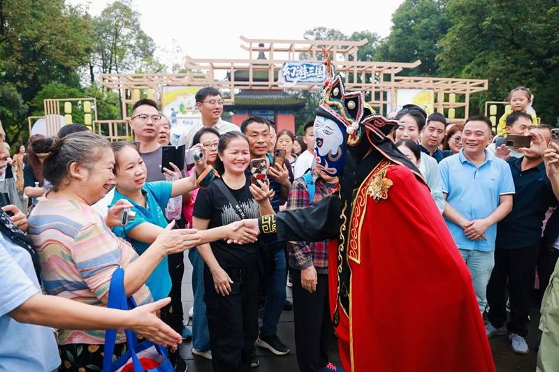 成都武侯祠博物馆“月满华诞·幻游三国”主题活动-川剧变脸.jpg
