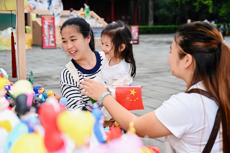 成都武侯祠博物馆“月满华诞·幻游三国”主题活动-游客2.JPG