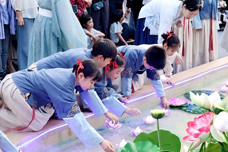 1759750379961647.jpg 放花灯2.JPG