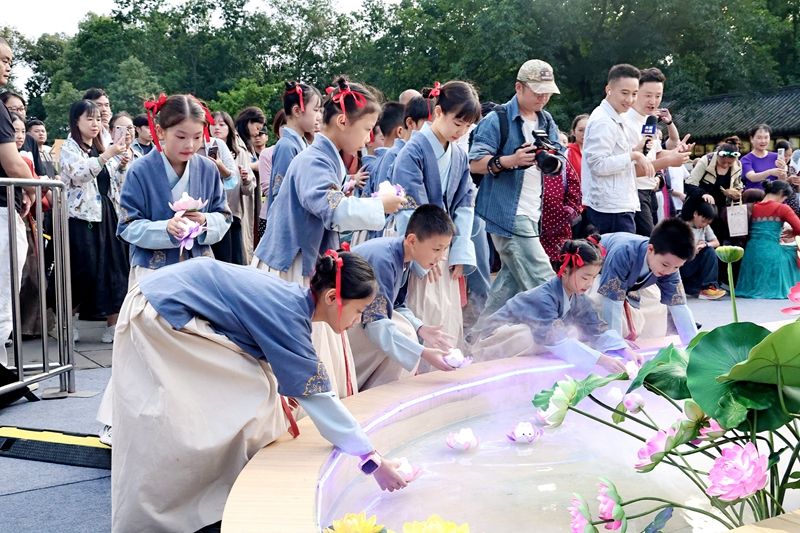 1759750493197981.jpg 放花灯1.JPG