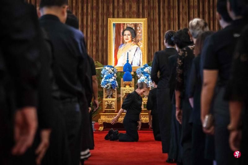 1761545602945531.jpg TOPSHOTS-TOPSHOT-THAILAND-ROYALS-POLITICS-SIRIKIT-030413_副本.jpg