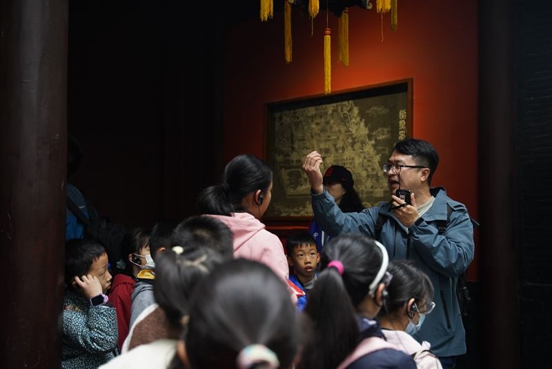 1762931082933827.jpg 王钊副教授在成都武侯祠二门讲解建筑柱础.jpg