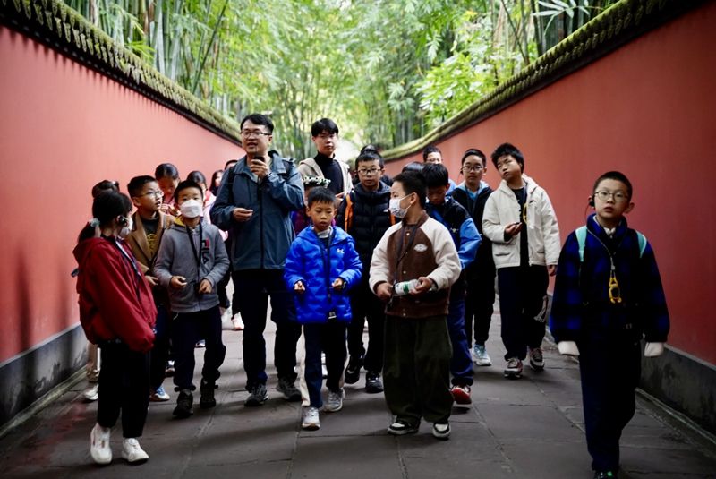 1762931106191732.jpg 活动队伍走过成都武侯祠红墙夹道.jpg