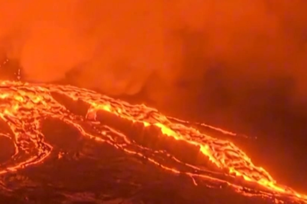 夏威夷基拉韋火山噴出300米高“熔岩噴泉”