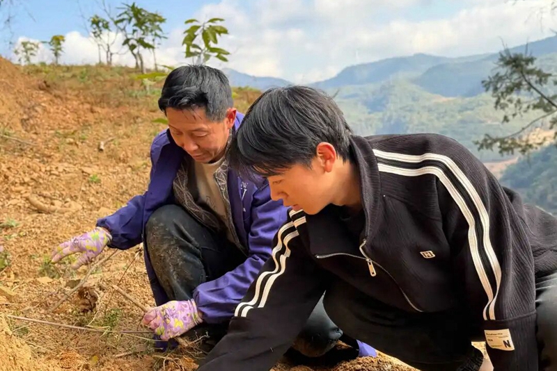 父親守“老話”，兒子用“數據”，看“老把式”與“新智慧”在土地上如何較量