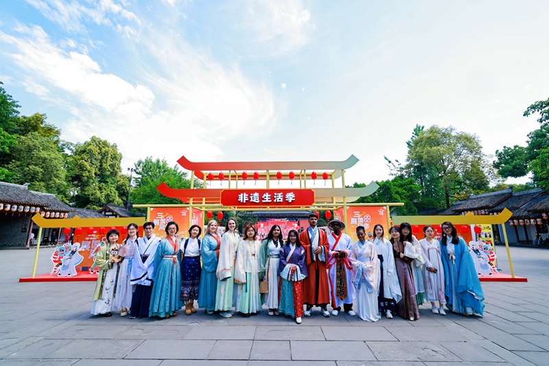 川大40名中外青年齊聚成都武侯祠 共慶五四青年節