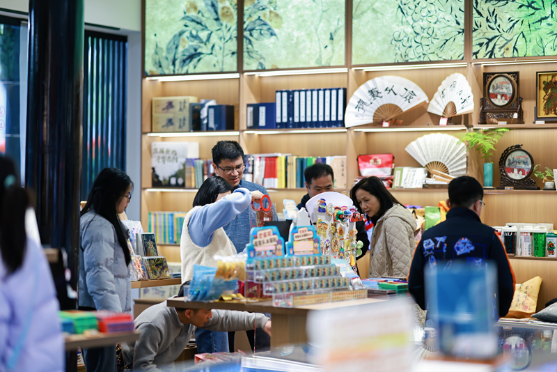 游客购买文创1.png