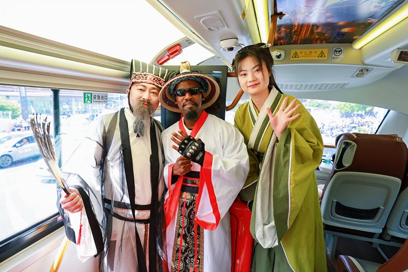 四川大学留学生跟“三国寻梦巴士”工作人员互动.JPG