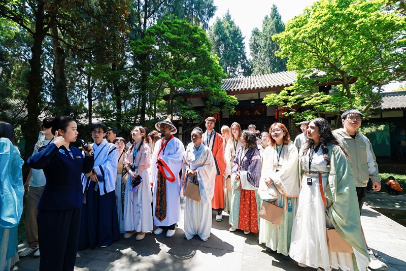 成都武侯祠五四活动现场青年学子聆听讲解.JPG