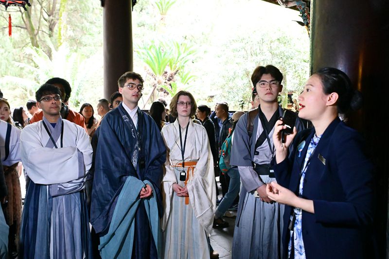 四川大学中外学子了解三国文化.JPG