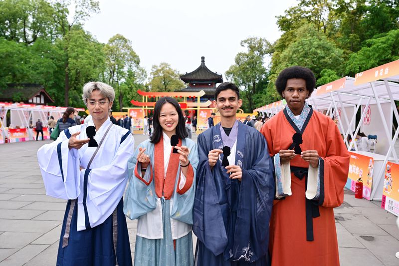 四川大学留学生体验中国剪纸.JPG