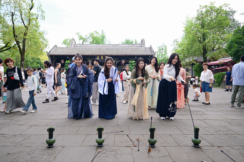 1779092607945088.png 留学生体验三国运动会.png