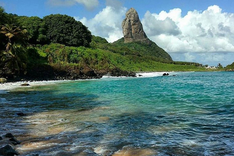 巴西的桑喬灣海灘(Baia do Sancho)被評爲全球最美海灘