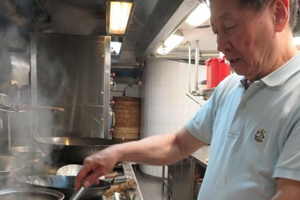 70歲聲哥掌舵 廚房 ：客無分大小