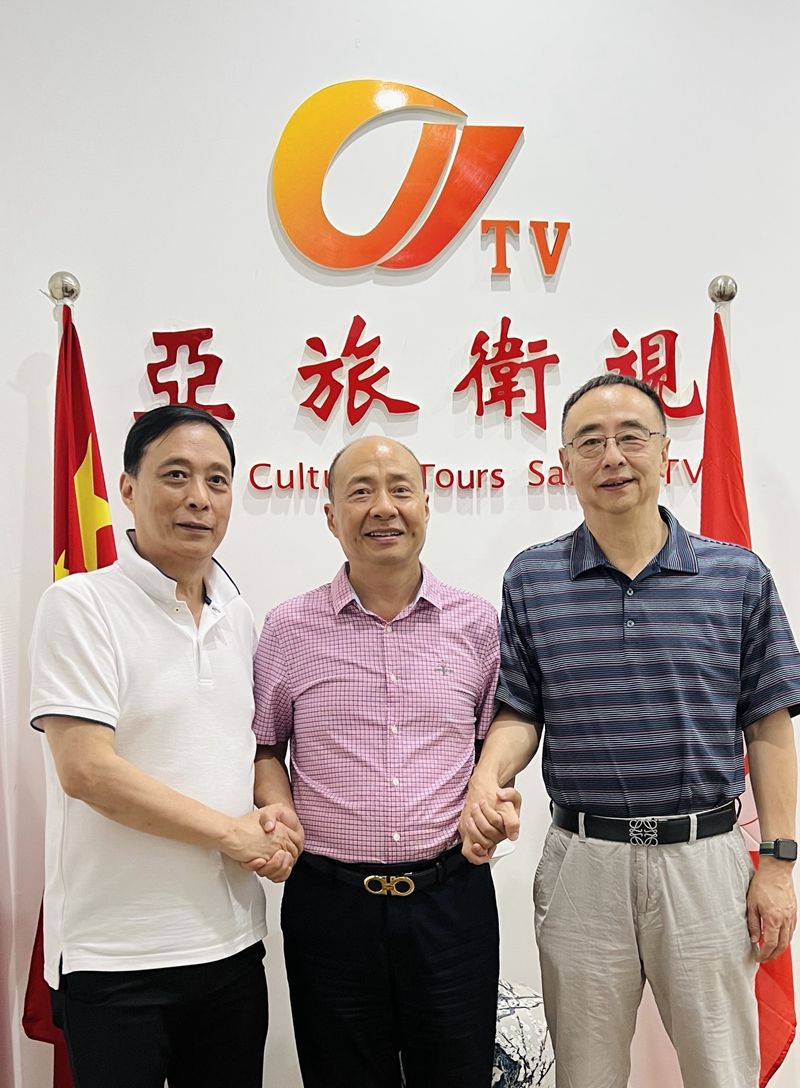 1656468044964221.jpg 一代名醫,蜀中聖手。張繼先大師傳承人張正心先生(中)在亞旅衛視成都基地簽署合作授權書,著名律師陳曉慶主任(右)見證簽署。1.jpg