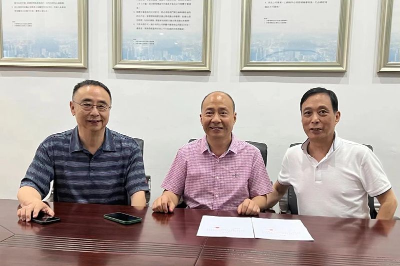 1656468076926245.jpg 一代名醫,蜀中聖手。張繼先大師傳承人張正心先生(中)在亞旅衛視成都基地簽署合作授權書,著名律師陳曉慶主任(右)見證簽署。2.jpg