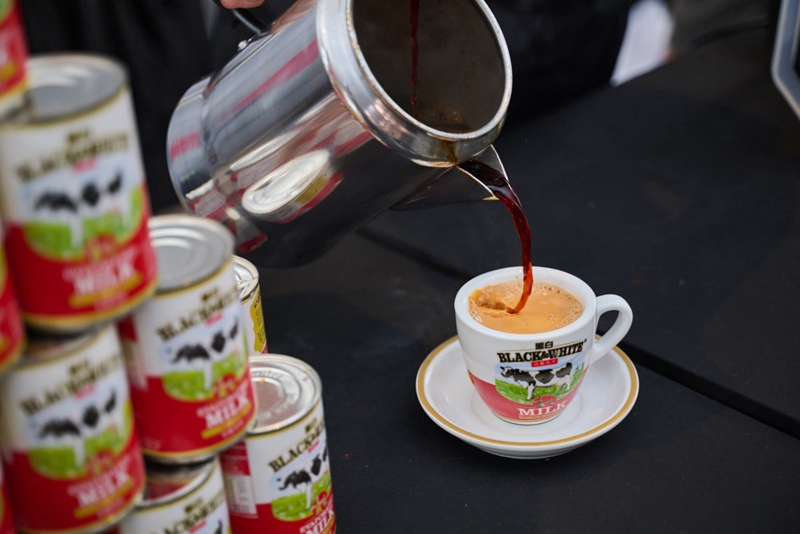 黑白第十四屆“港式奶茶日”啟動 全港100間茶餐廳免費派1萬杯