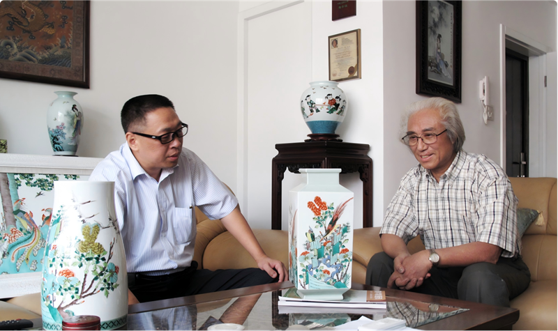 1779957403773165.png 余國洲與戴榮華一起交流古彩瓷創作心得(2009年).png