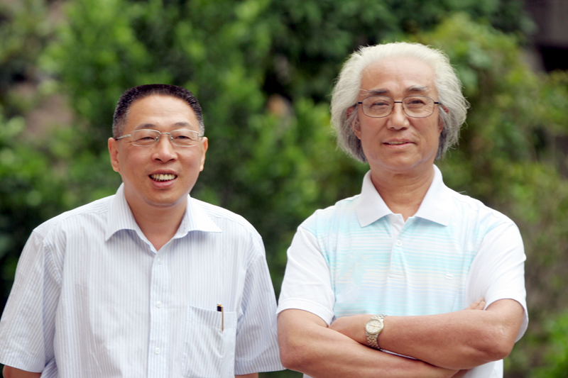 1779957430525673.png 余國洲與老師戴榮華在一起.png