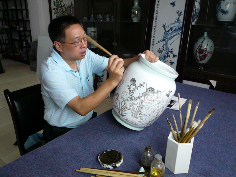 1779957482421749.png 余國洲在創作古彩瓷瓶.png
