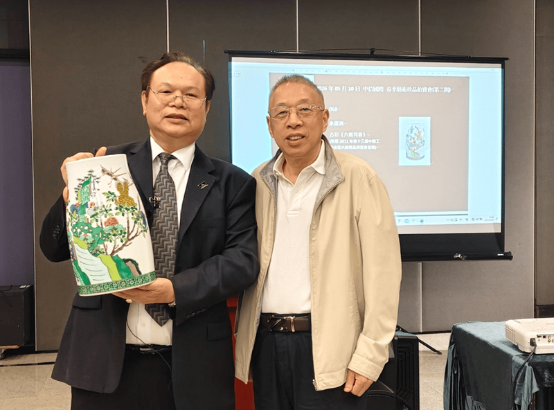 1779957812328746.png 中信國際拍賣有限公司董事長黃兆基(左)康熙古彩非遺傳承人余國洲(右),拍品古彩瓷瓶《六鶴同春》。.png