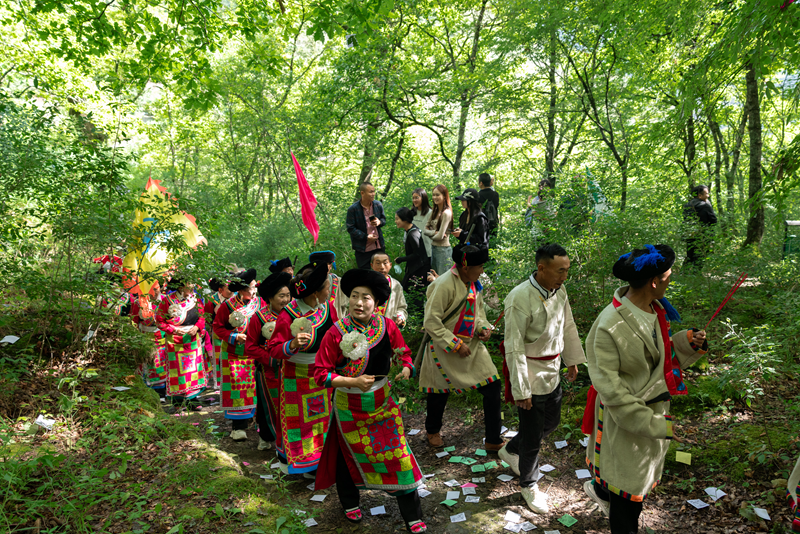 1785380781914168.png 5图片说明:转山队伍巡山祈福 摄影:达明伟.png