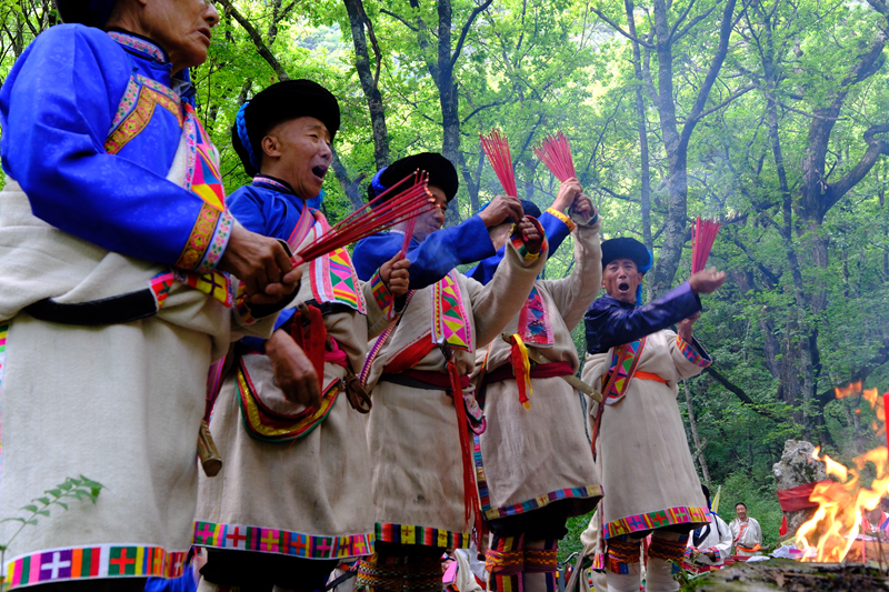 1785380826928125.png 9图片说明:祭祀塔祭祀 摄影:黄梅.png