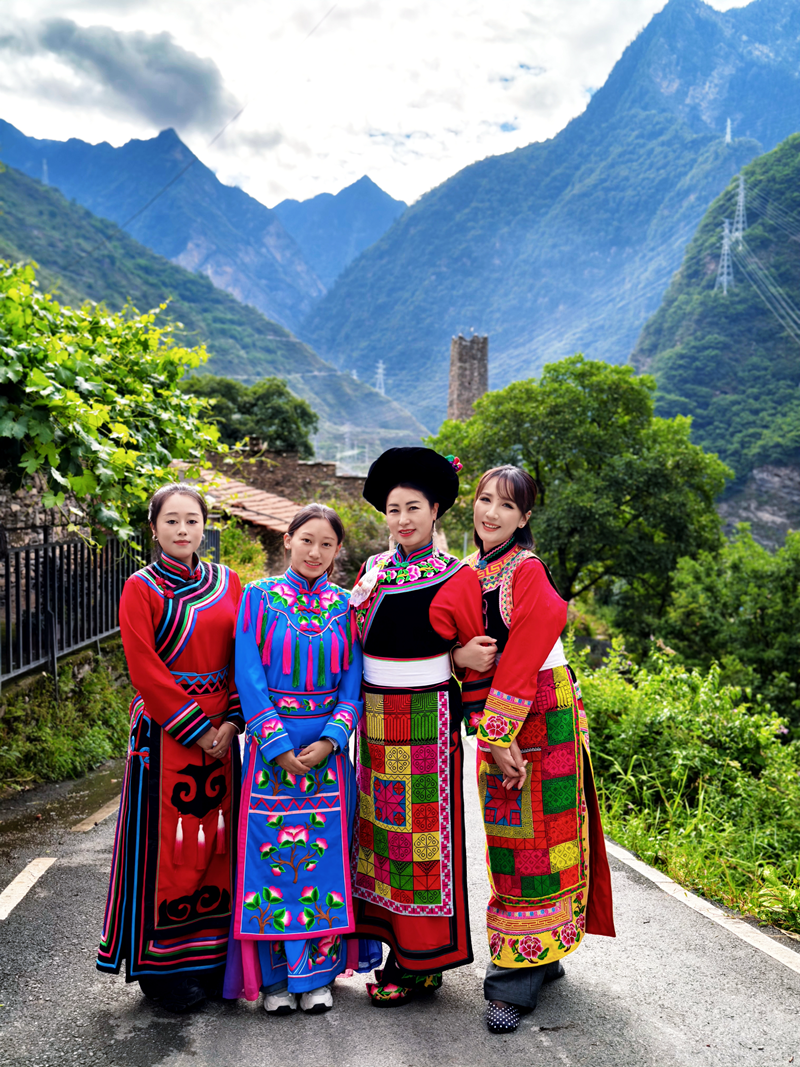 1785380947446507.png 19云朵上的天仙妹妹 摄影:黄梅.png