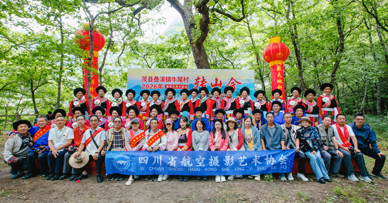 1785380996334383.png 21协会会员与村民合影.png